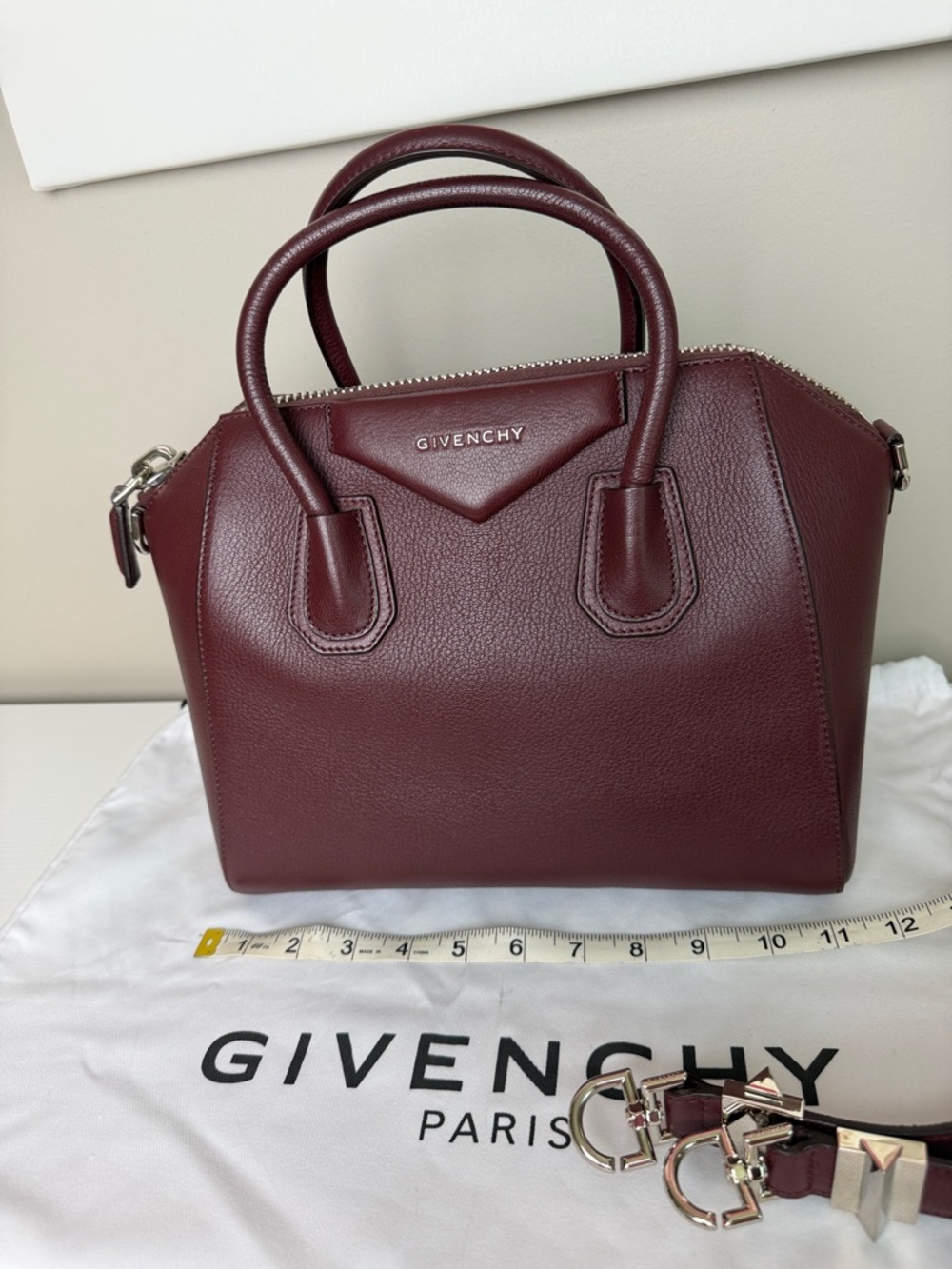Authentic Givenchy Antigona small Sugar Satchel with Detachable Strap - Picture 2 of 13